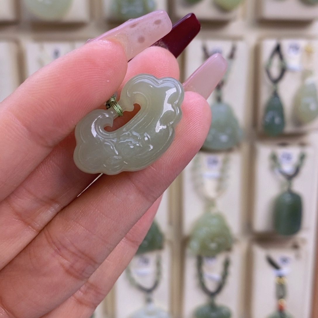 紫***茉和田玉未镶嵌颈饰