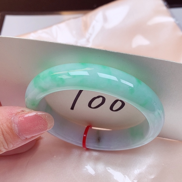 翡翠手镯未镶嵌翡翠