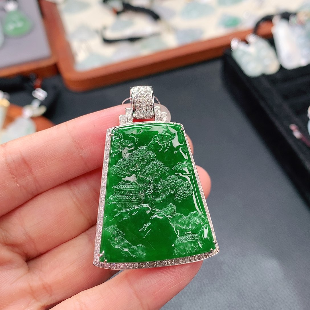 颈饰18K金镶嵌翡翠山水牌