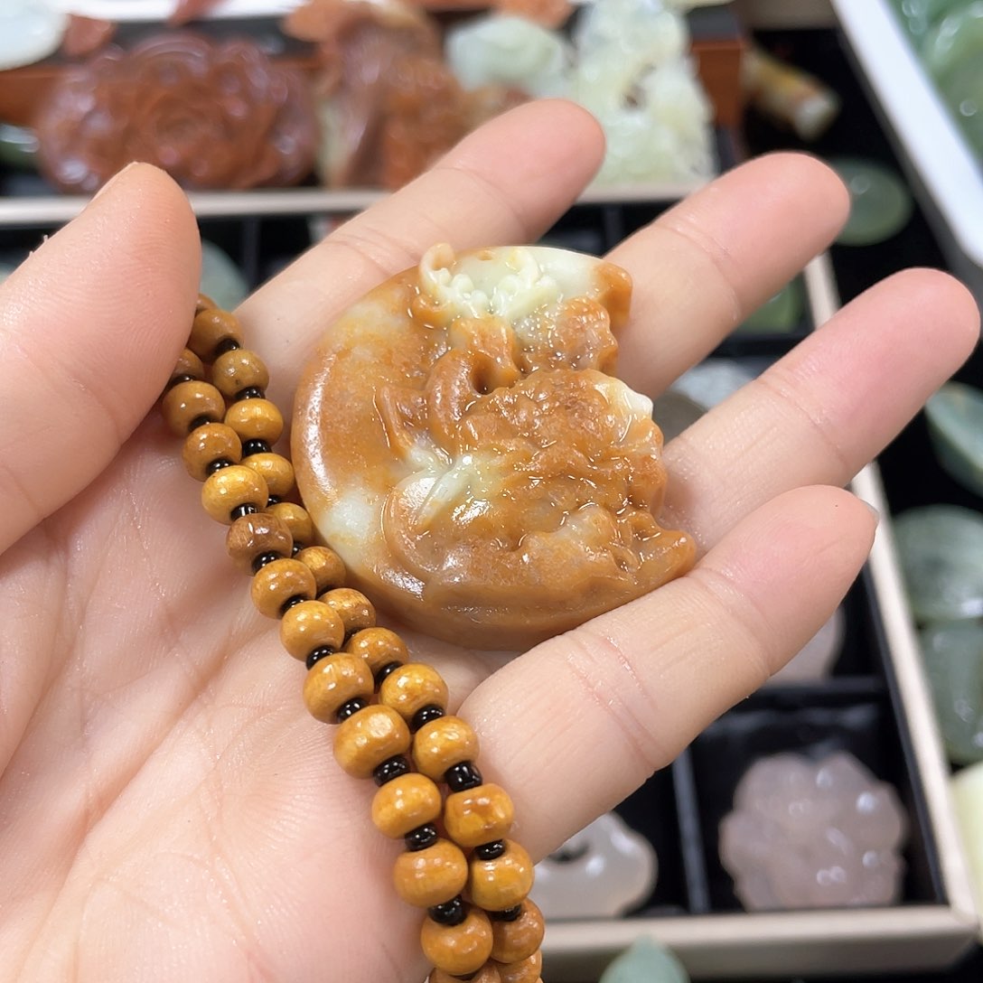 蛇纹石玉颈饰合金