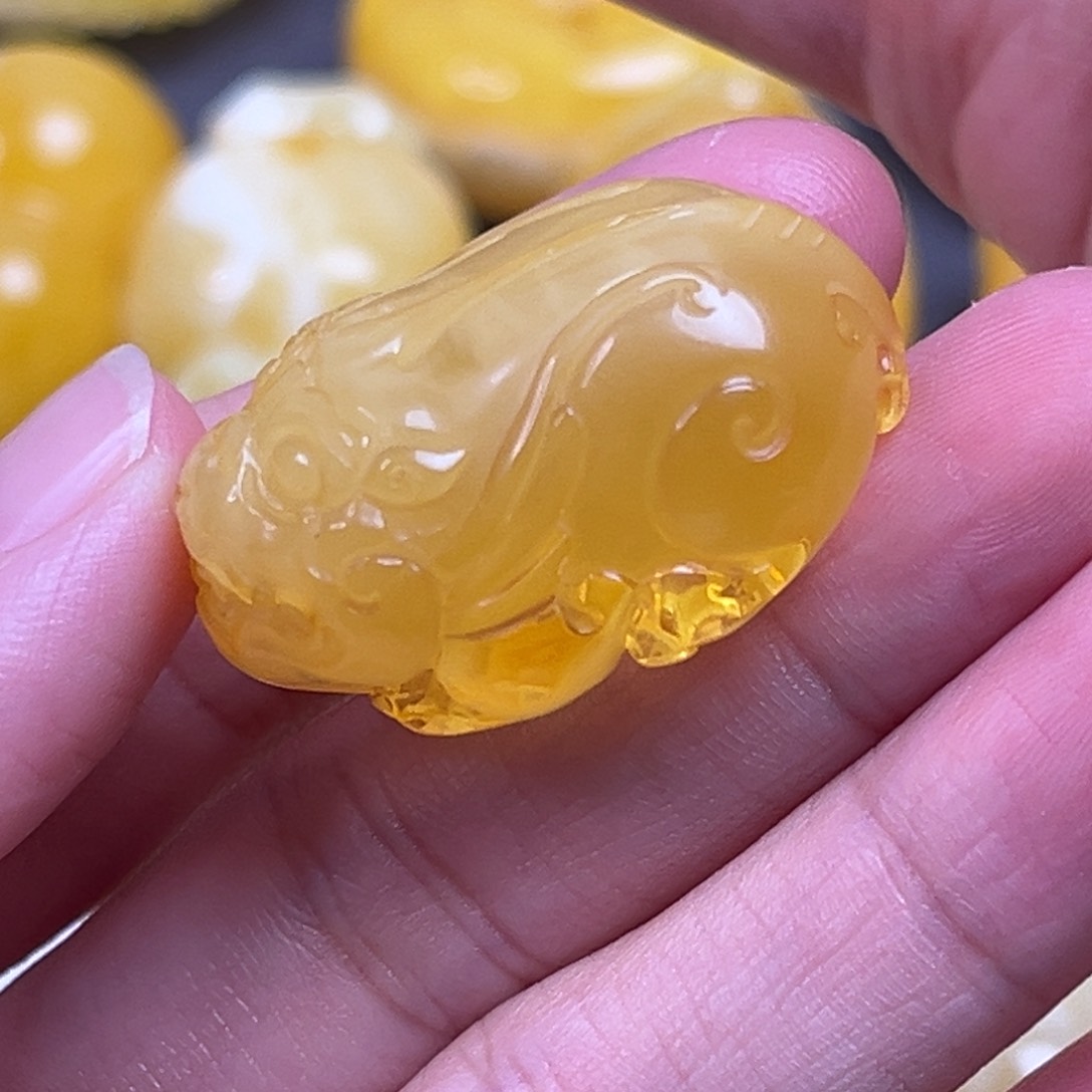 琥珀裸石未镶嵌貔貅