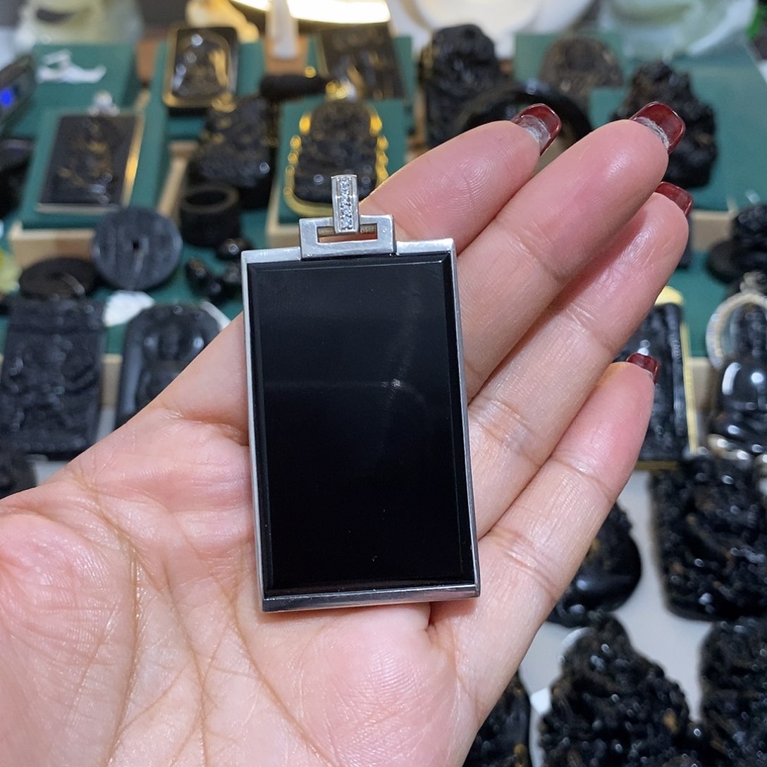 蛇纹石玉颈饰未镶嵌铁*憨