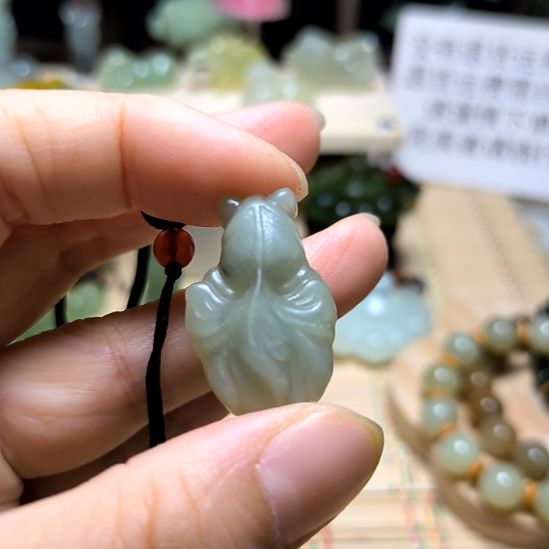 蛇纹石玉未镶嵌颈饰