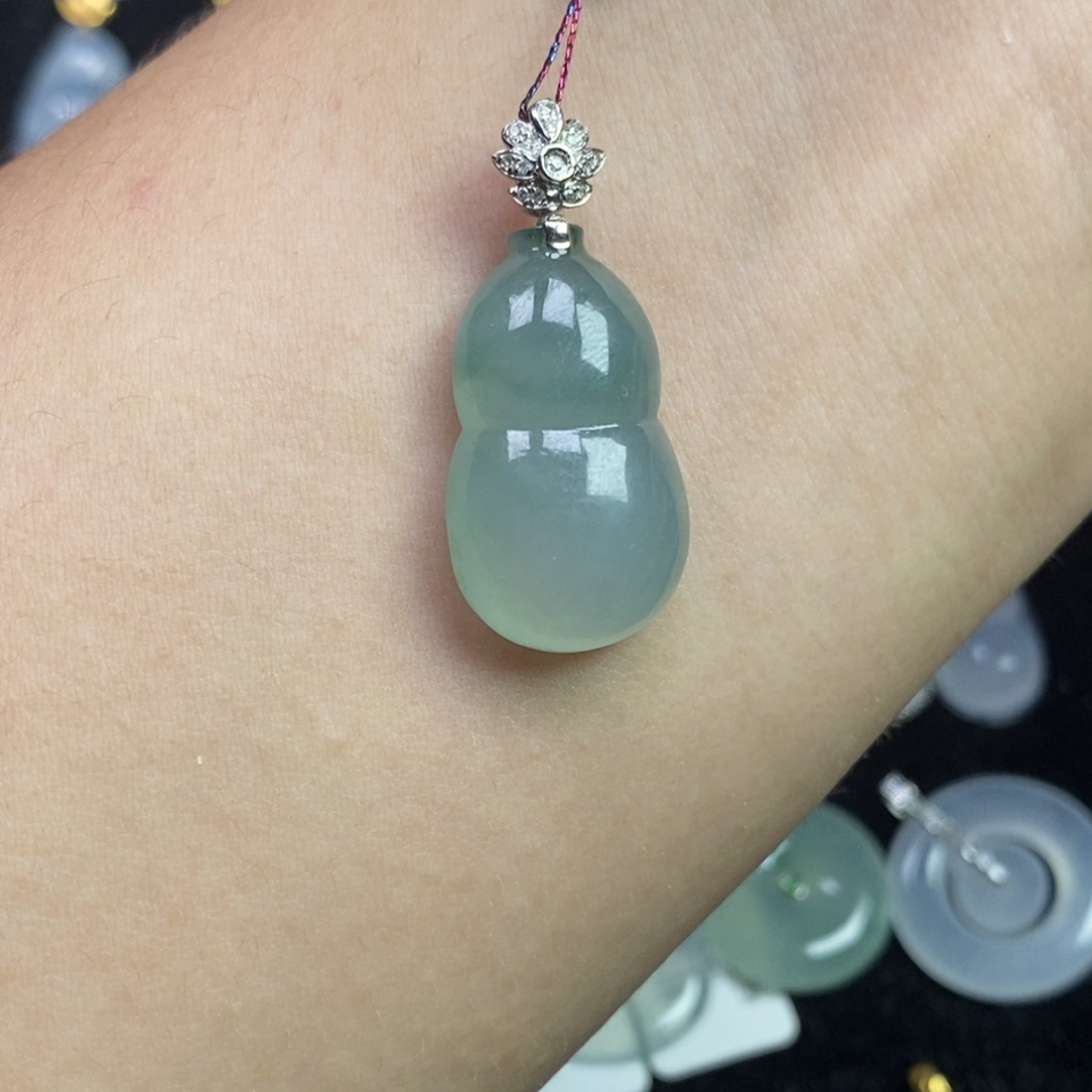 翡翠18K金镶嵌颈饰葫芦