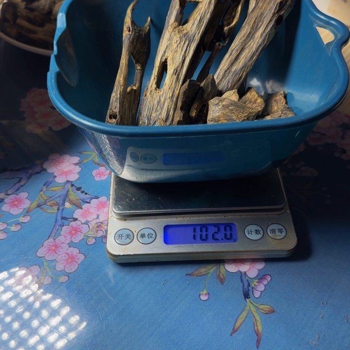 木?*慧紫奇块料102克。