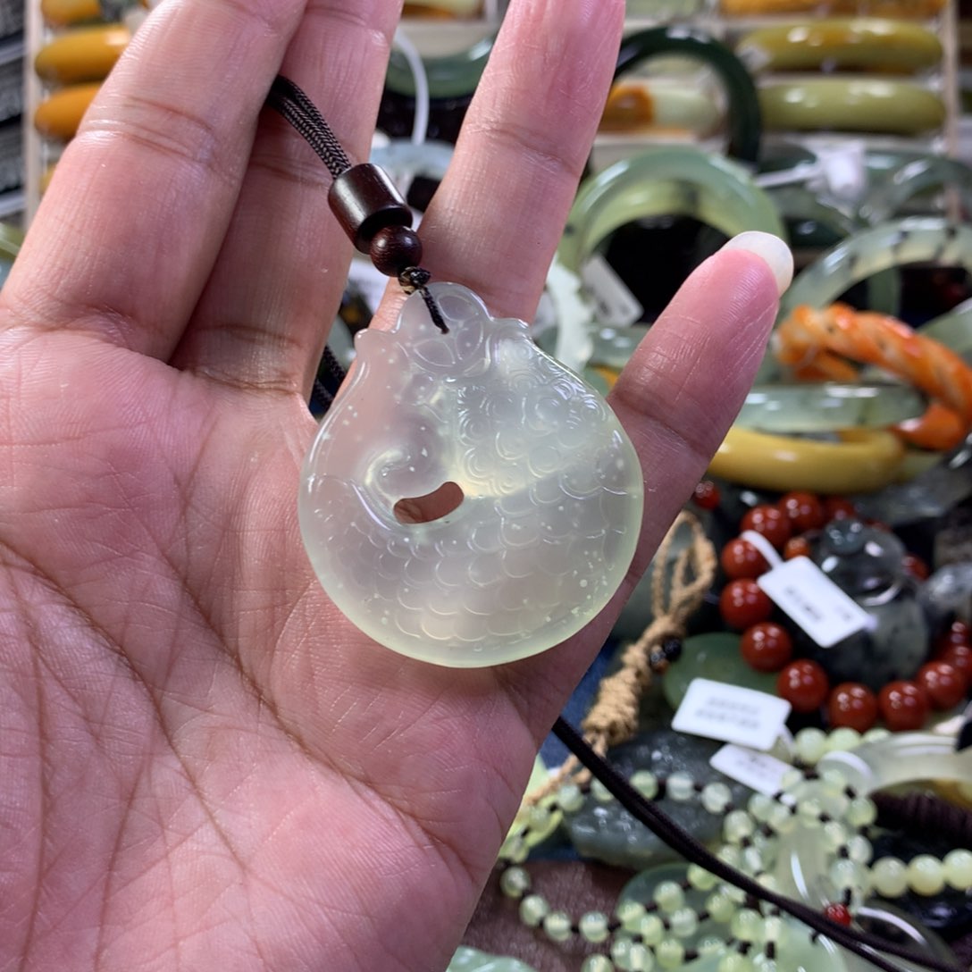 蛇纹石玉颈饰未镶嵌