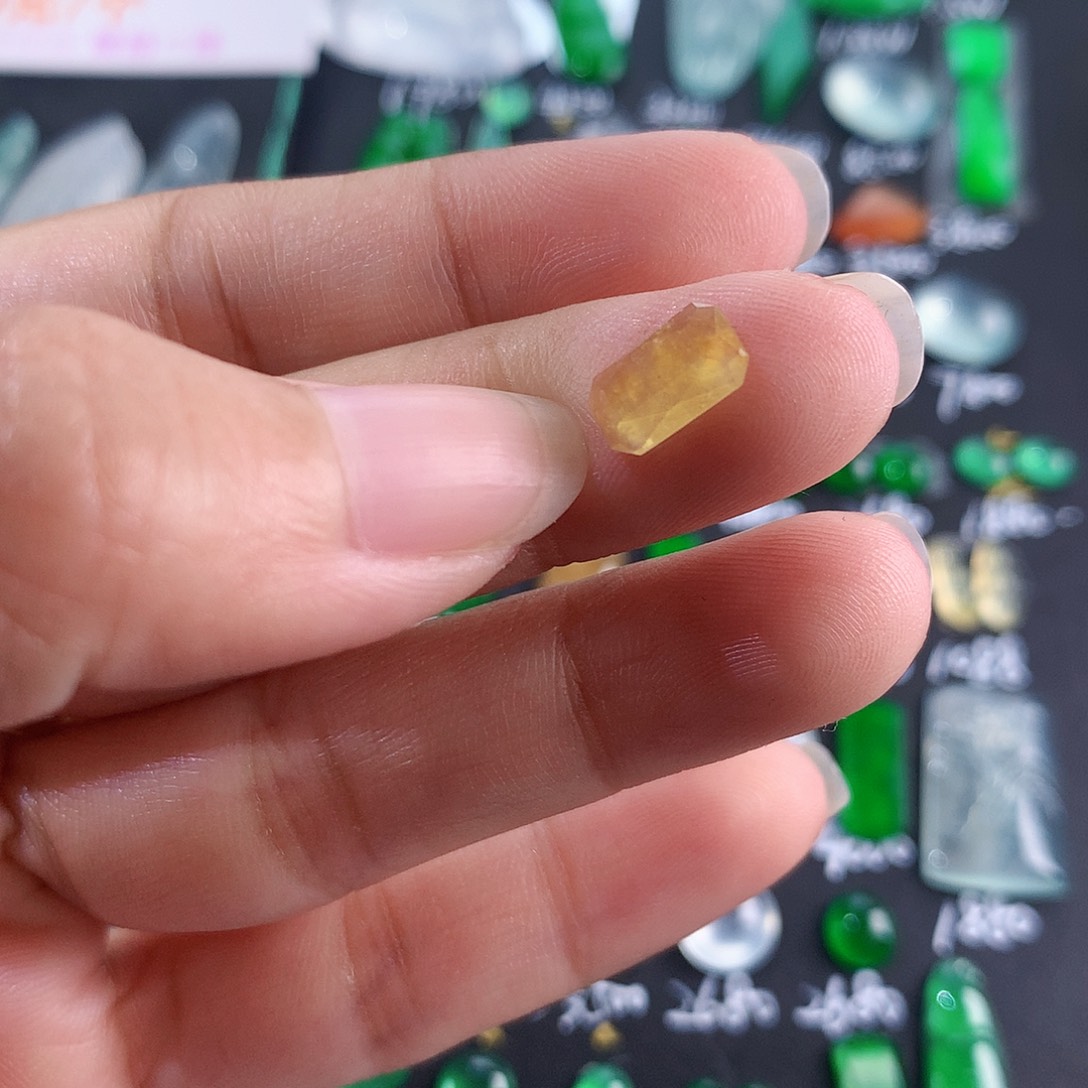 【闪购商品】翡翠颈饰未镶嵌切割