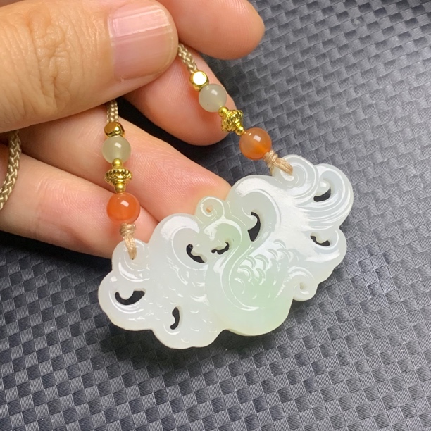 和田玉白底带微翠仿古凤锁骨坠