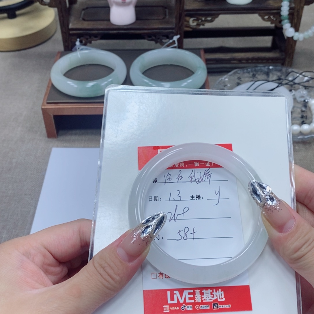 迩***娇石英质玉未镶嵌手镯