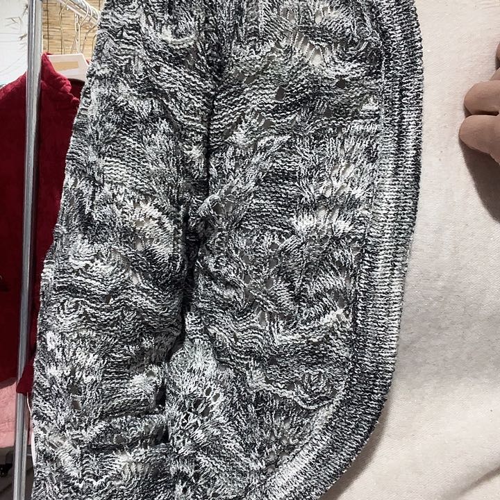 白***朵镂空针织外搭银色