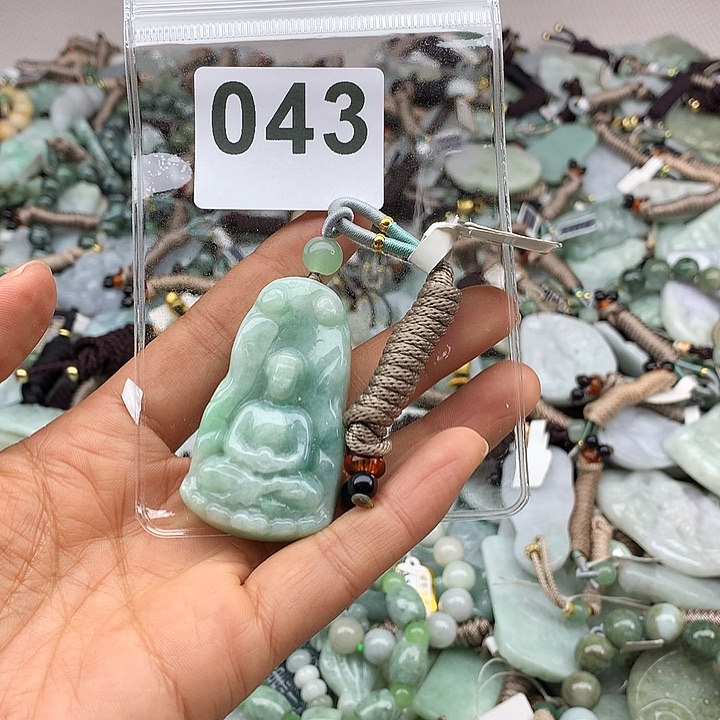 翡翠颈饰未镶嵌佛****）翡翠