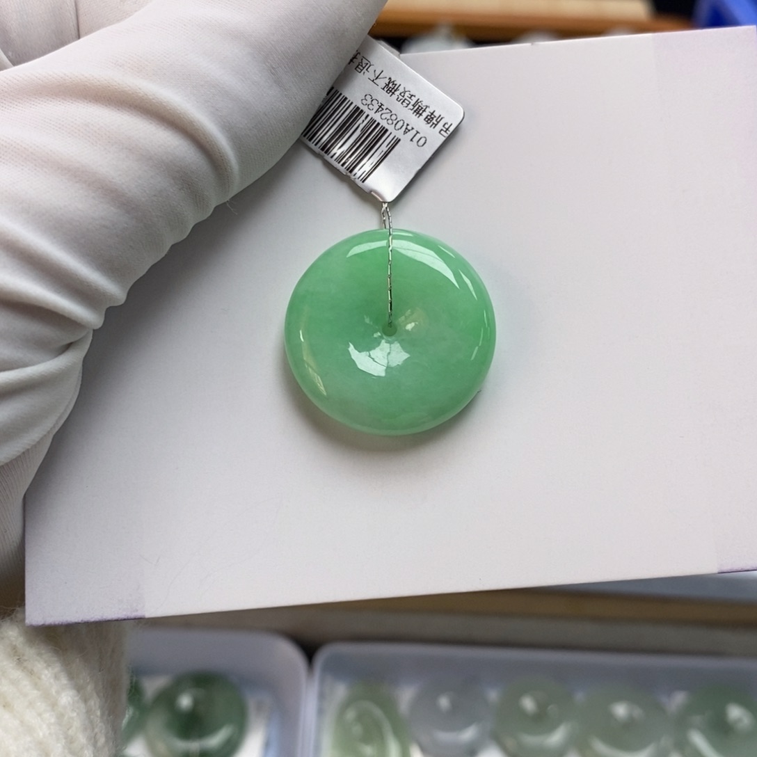 翡翠颈饰未镶嵌平安扣