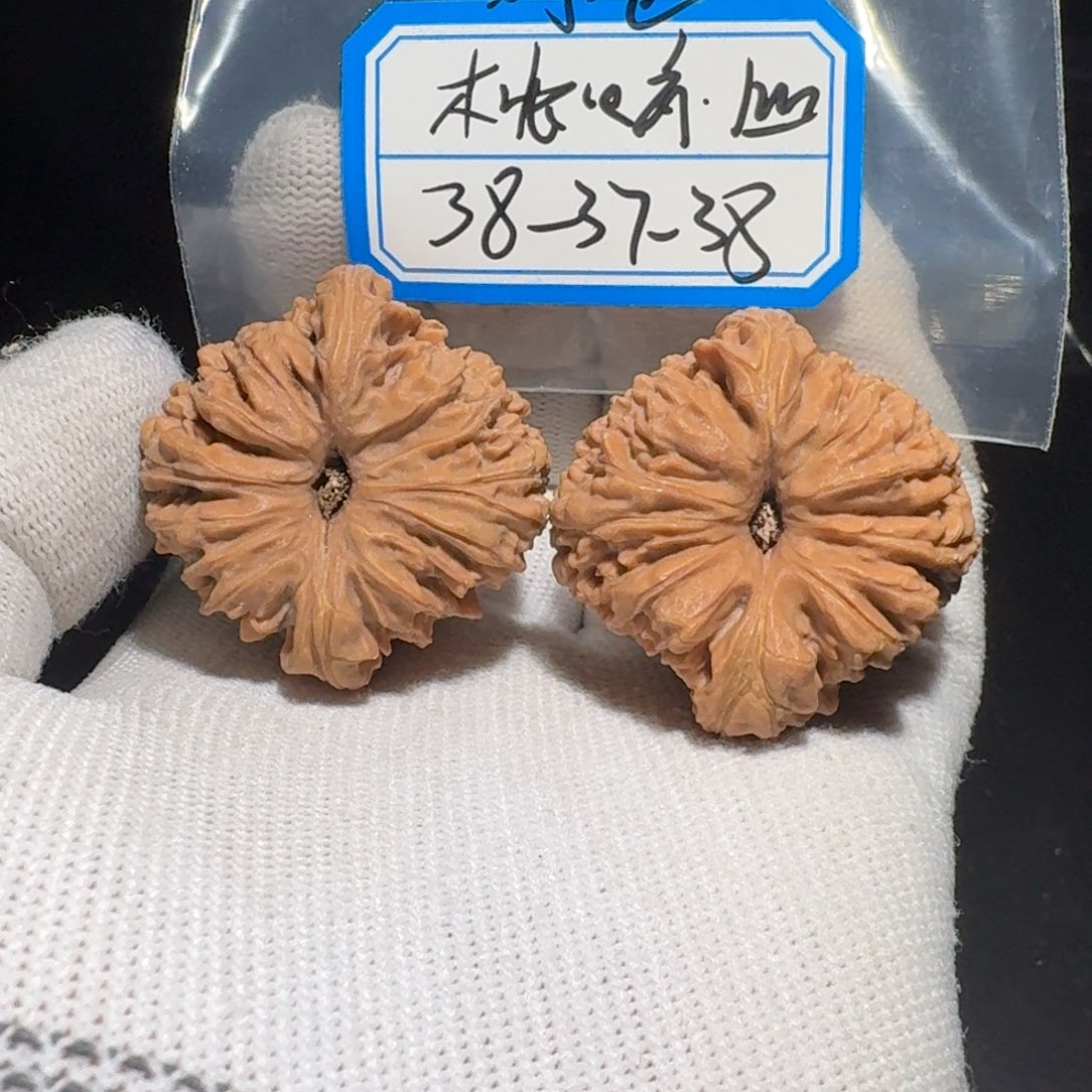 文玩核桃把件27号南疆有黄