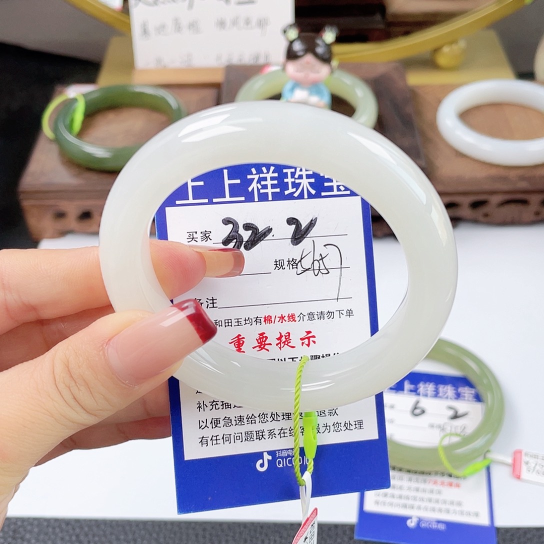 和田玉未镶嵌手镯
