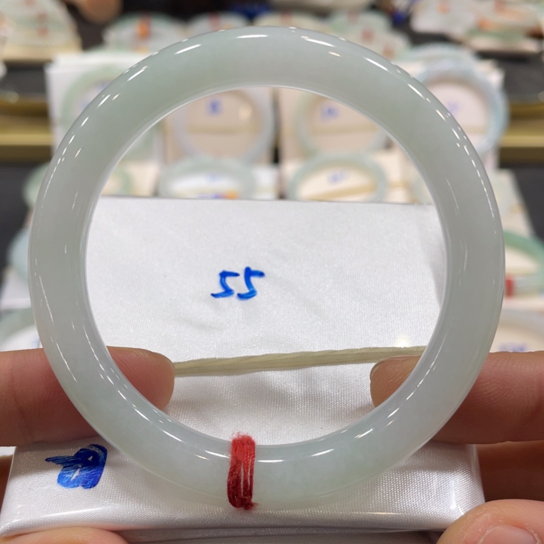 翡翠手镯未镶嵌翡翠手镯