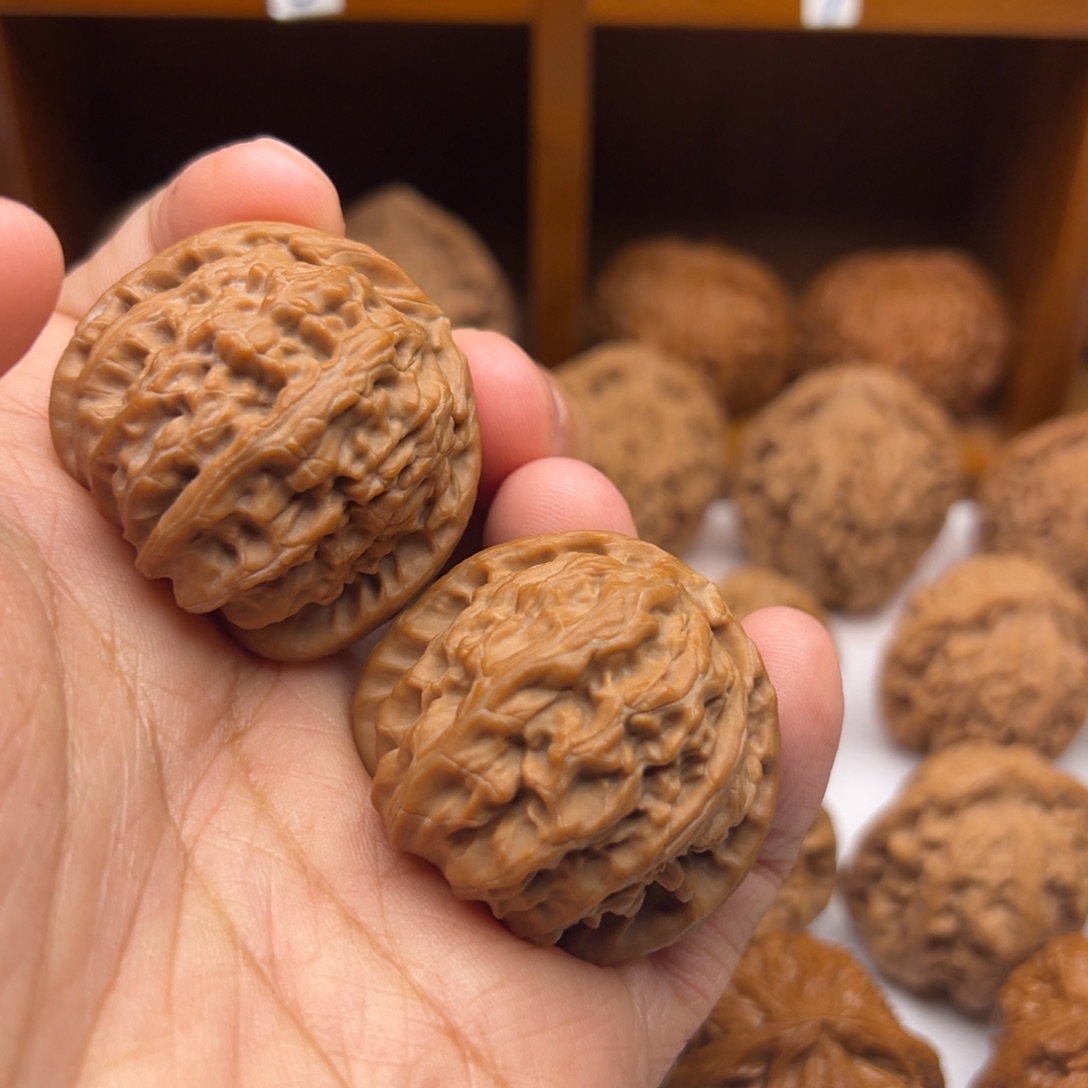 吊坠文玩核桃39尺三角白有一点黄