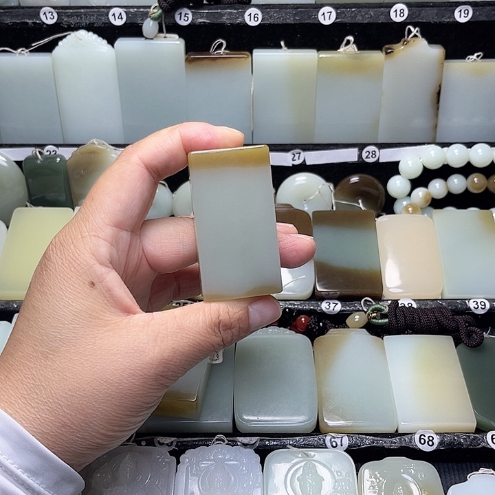 颈饰未镶嵌和田玉生****腾