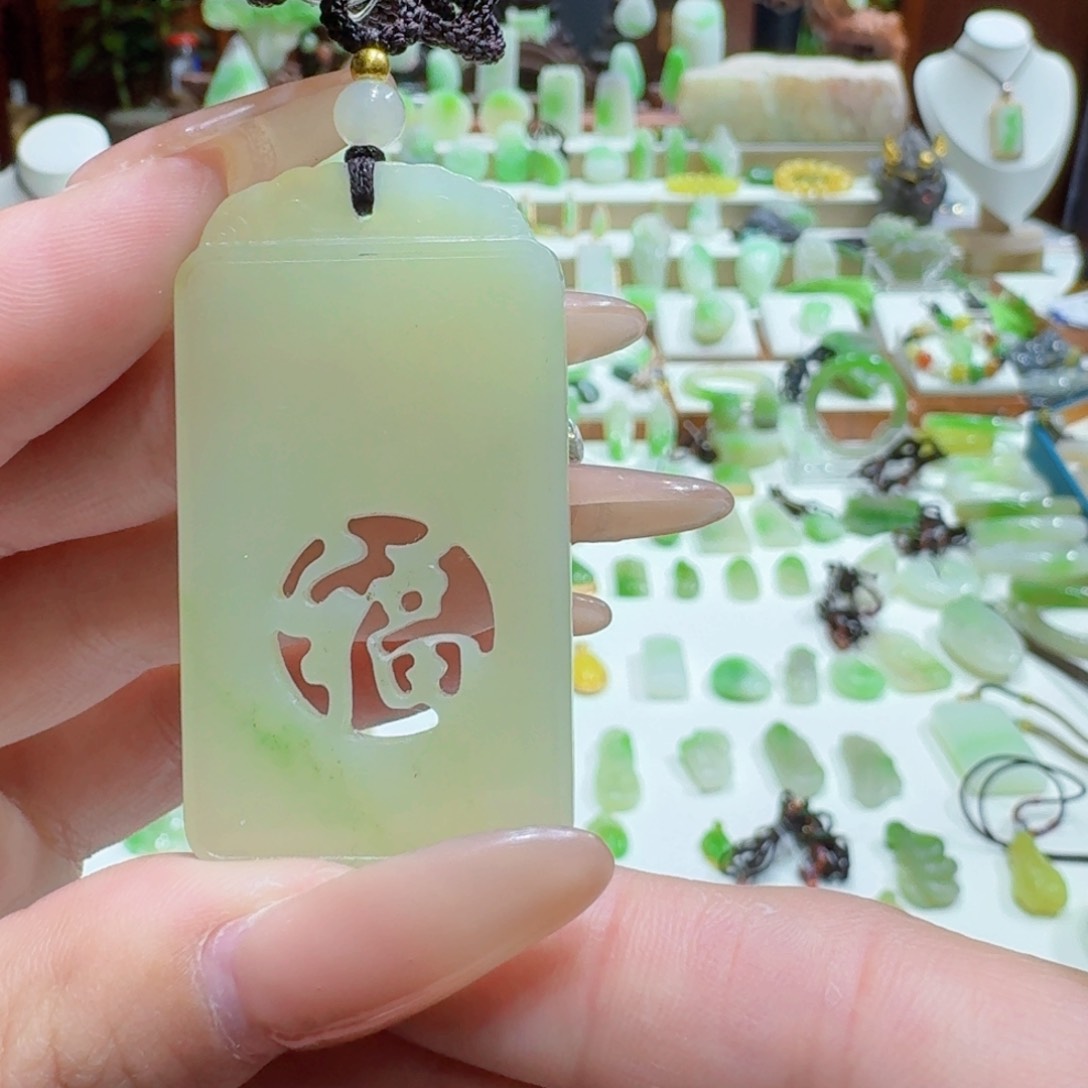 和田玉翠青福在眼前未镶嵌