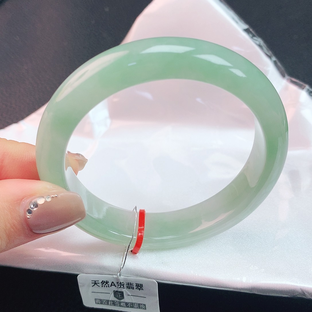 翡翠手镯未镶嵌54圈