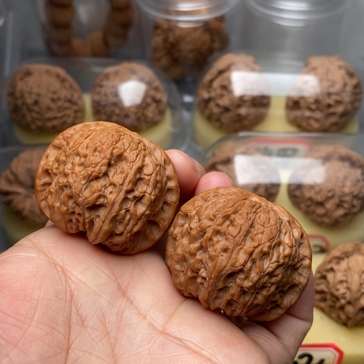文玩核桃把件远*人血麒麟