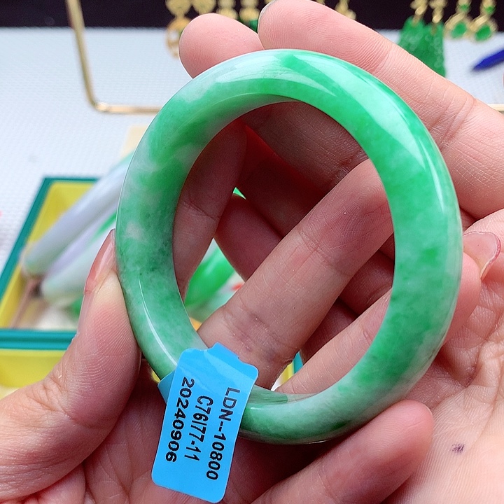 翡翠手镯未镶嵌翡翠