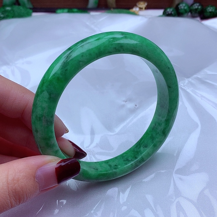 翡翠手镯未镶嵌翡翠