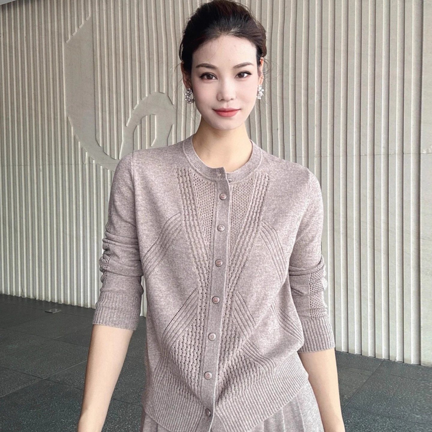 【商场同款】简约圆领质感羊绒针织开衫轻奢舒适单排扣外套女548057