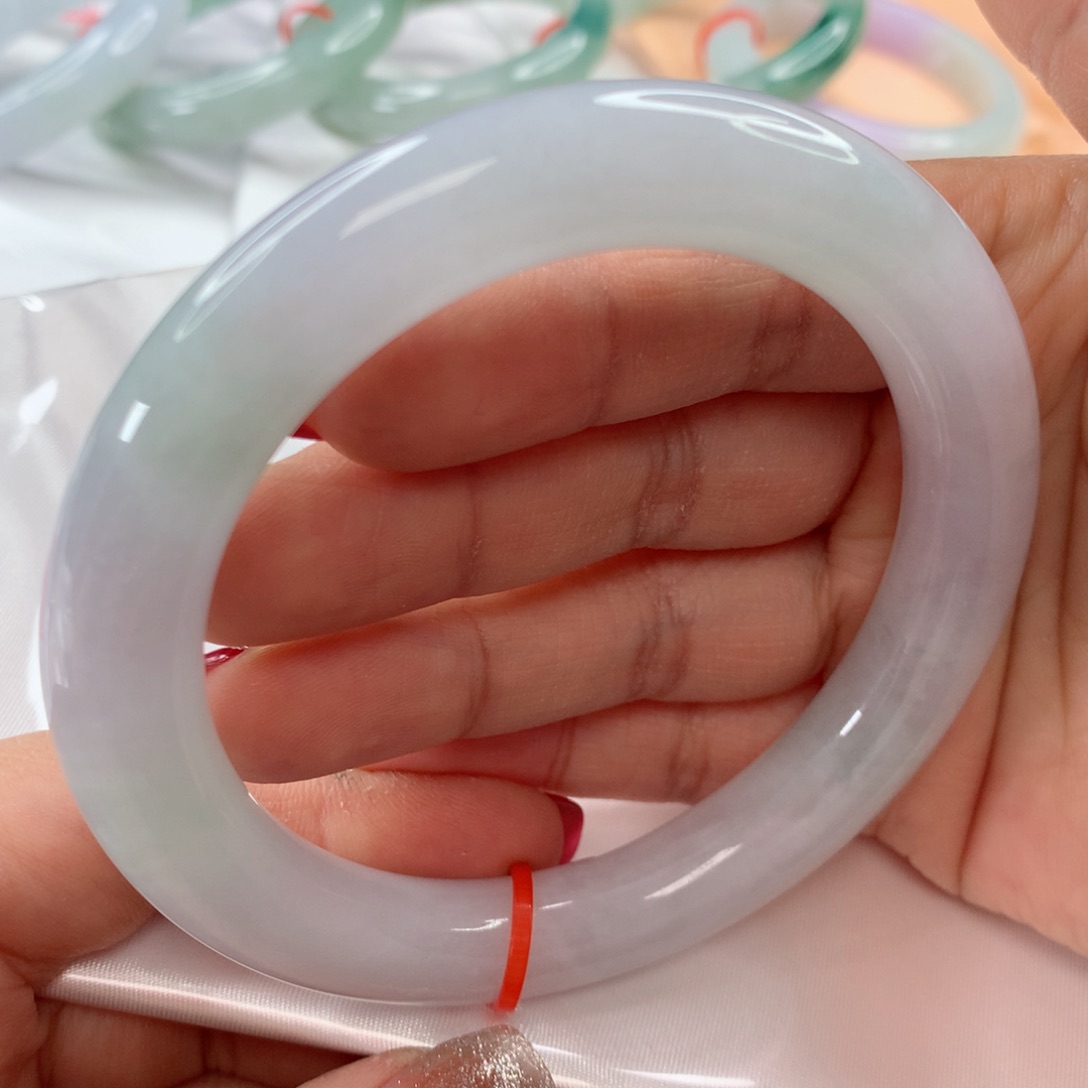 翡翠手镯（圆镯）未镶嵌斯****?