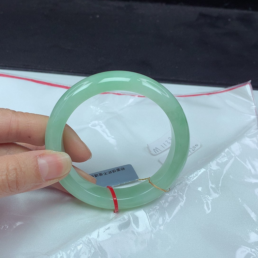 翡翠手镯（圆镯）未镶嵌57圈877