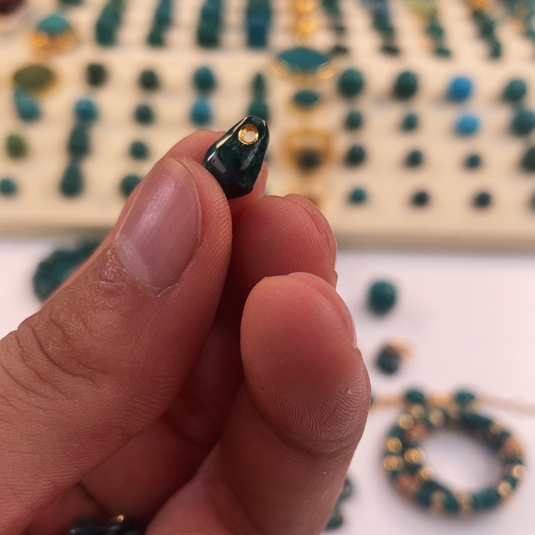 绿松石未镶嵌颈饰