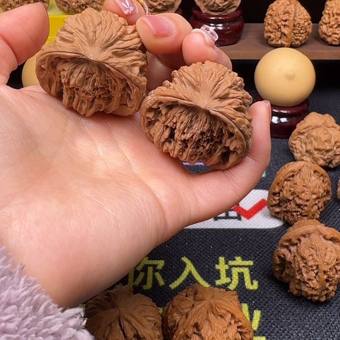 文玩核桃吊坠聚宝盆