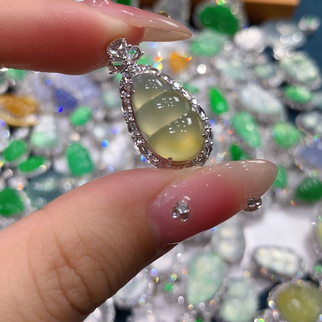 翡翠颈饰18K金镶嵌豆子