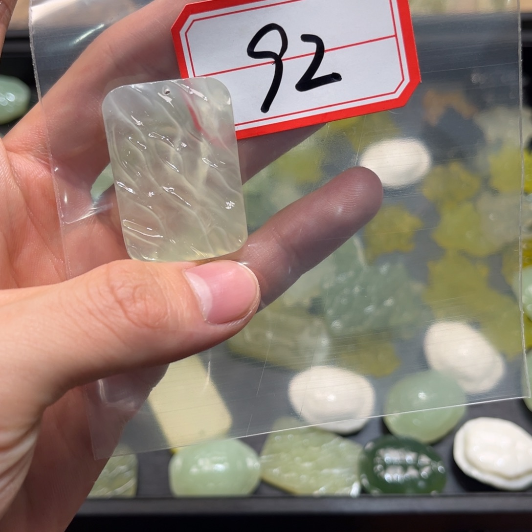 蛇纹石玉颈饰合金