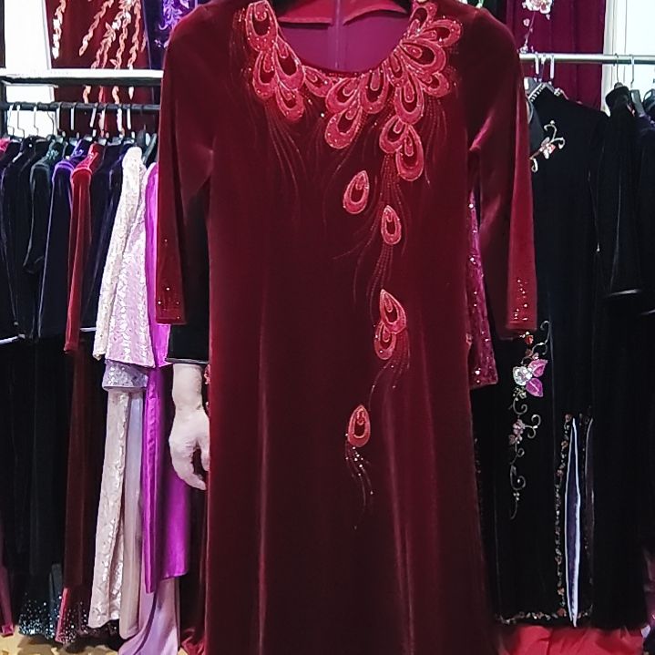 酒红色金丝绒圆领刺绣烫钻中长连衣裙l码100-115斤左右