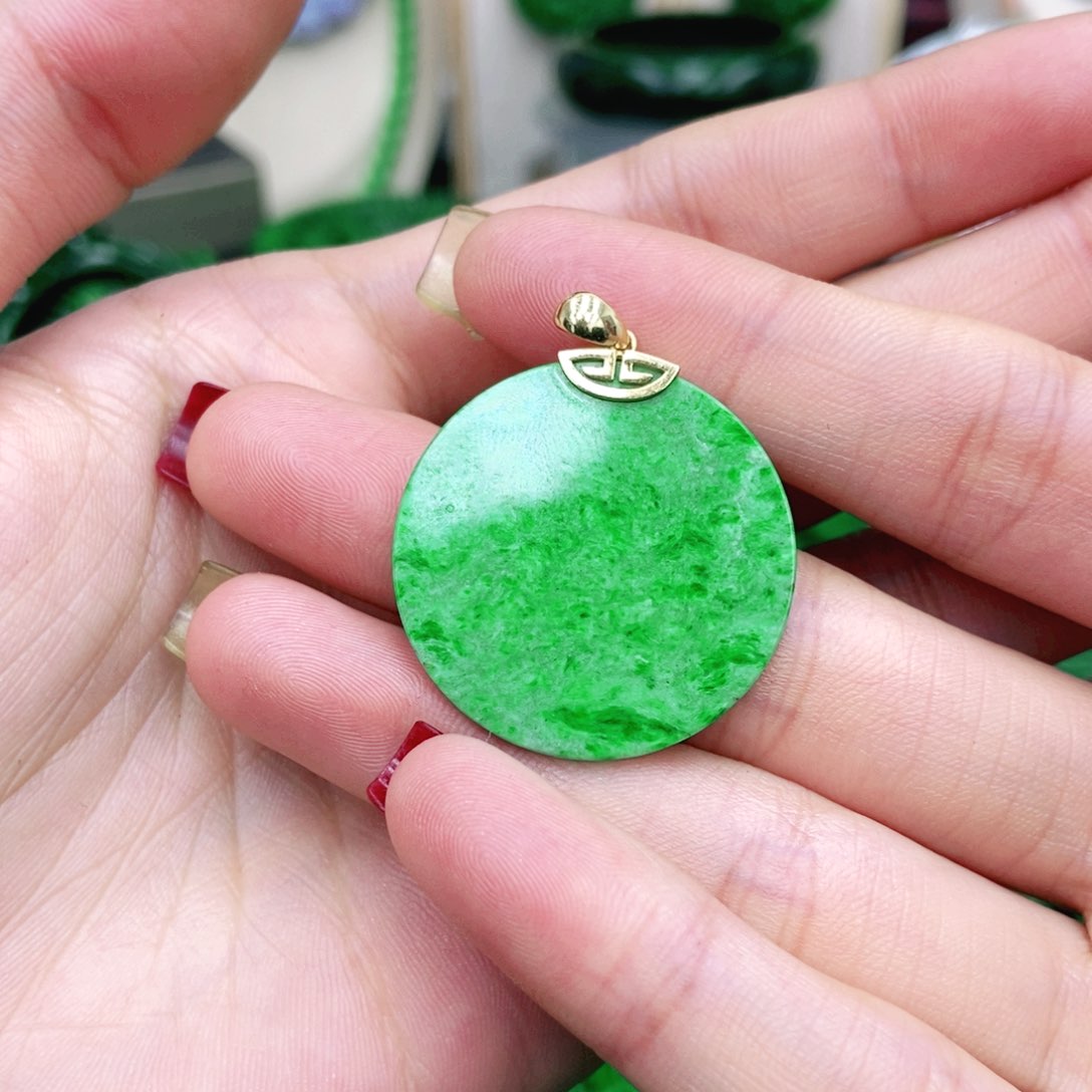 翡翠颈饰未镶嵌翡翠