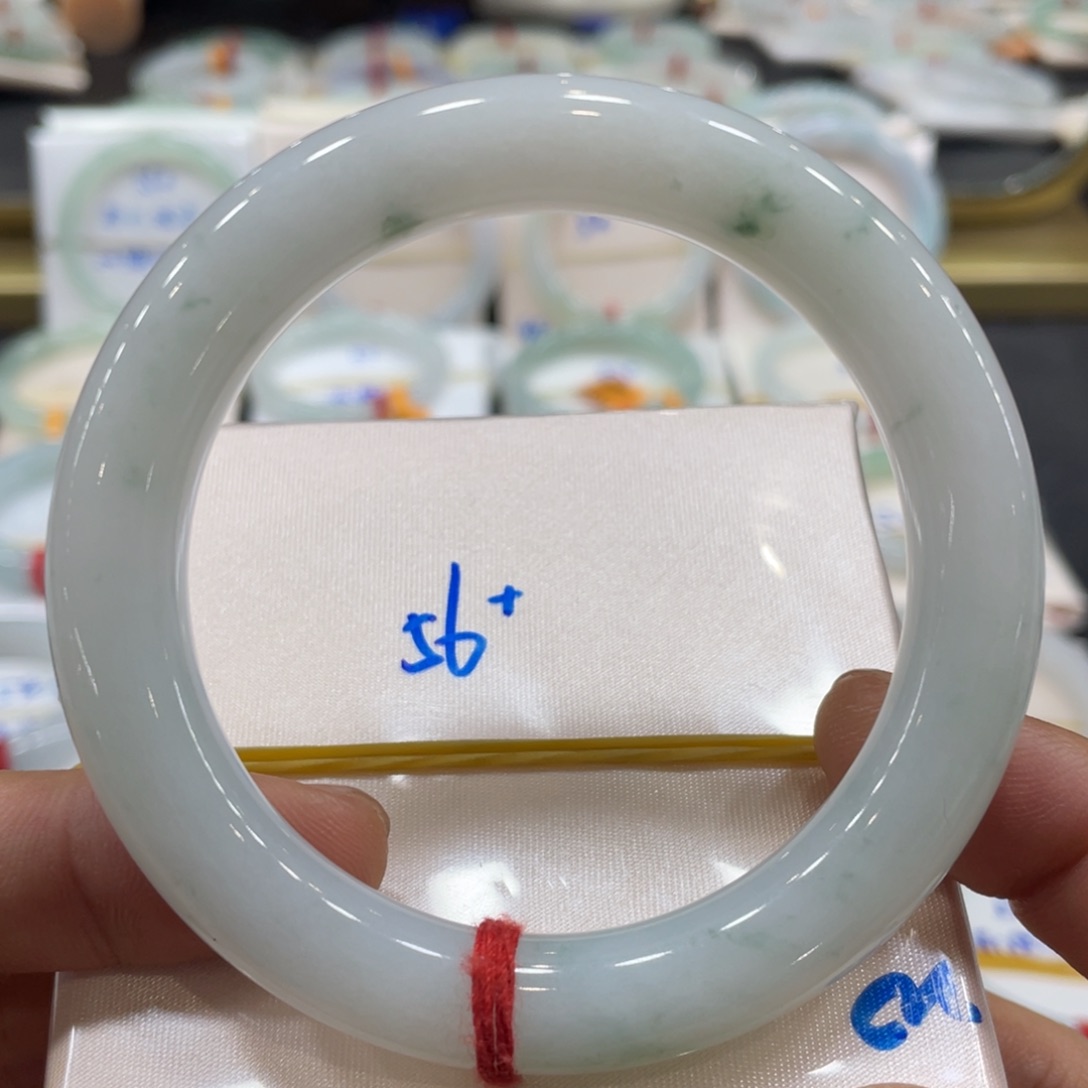 翡翠手镯未镶嵌翡翠手镯