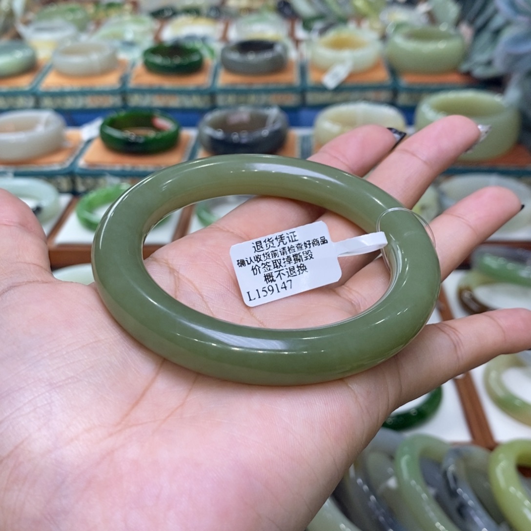 和田玉未镶嵌手镯和田玉若羌牛油果绿5859
