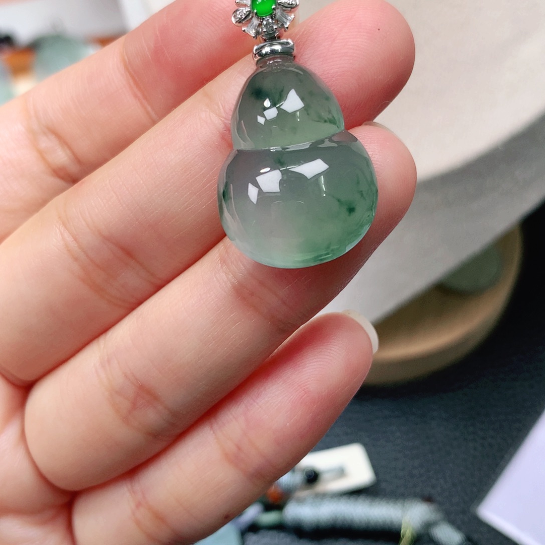 颈饰18K金镶嵌翡翠葫芦