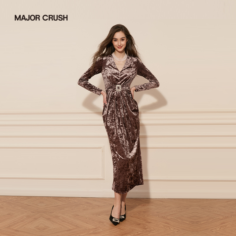 MAJOR CRUSH早秋显瘦时尚繁星点缀收腰优雅斜裁轻奢连衣裙6261