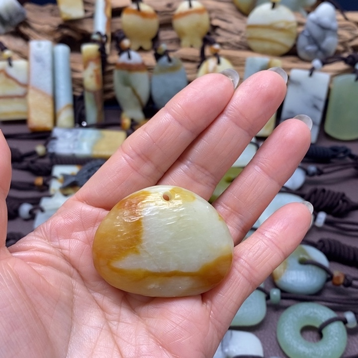 画***的蛇纹石玉未镶嵌颈饰