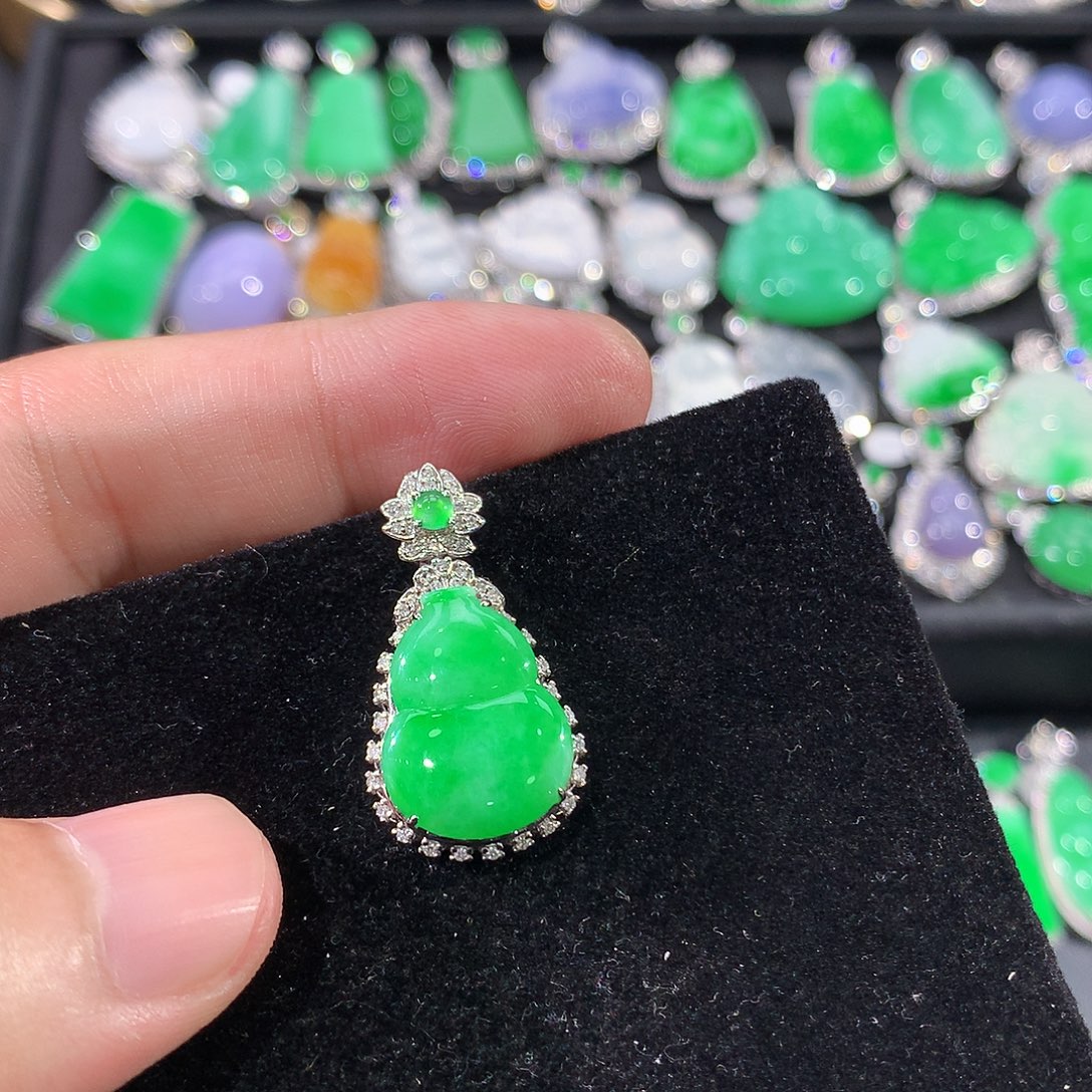 翡翠18K金镶嵌颈饰