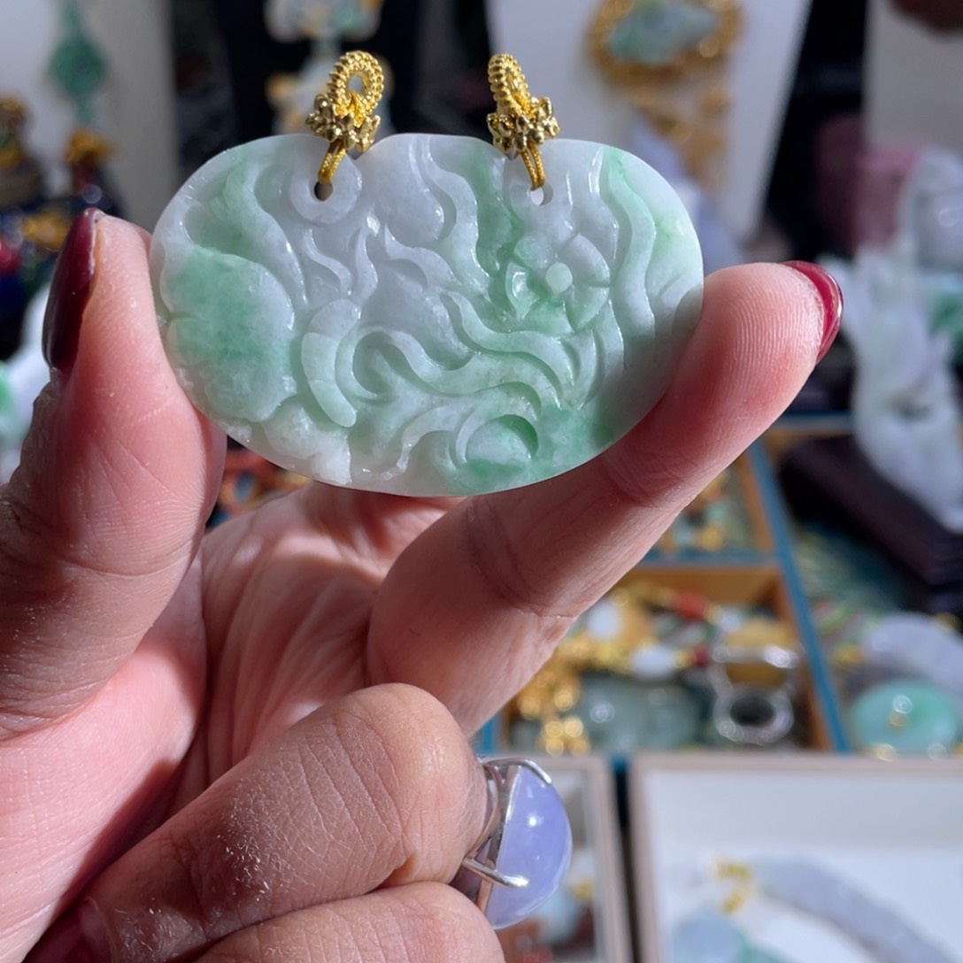 翡翠颈饰未镶嵌翡翠春彩包