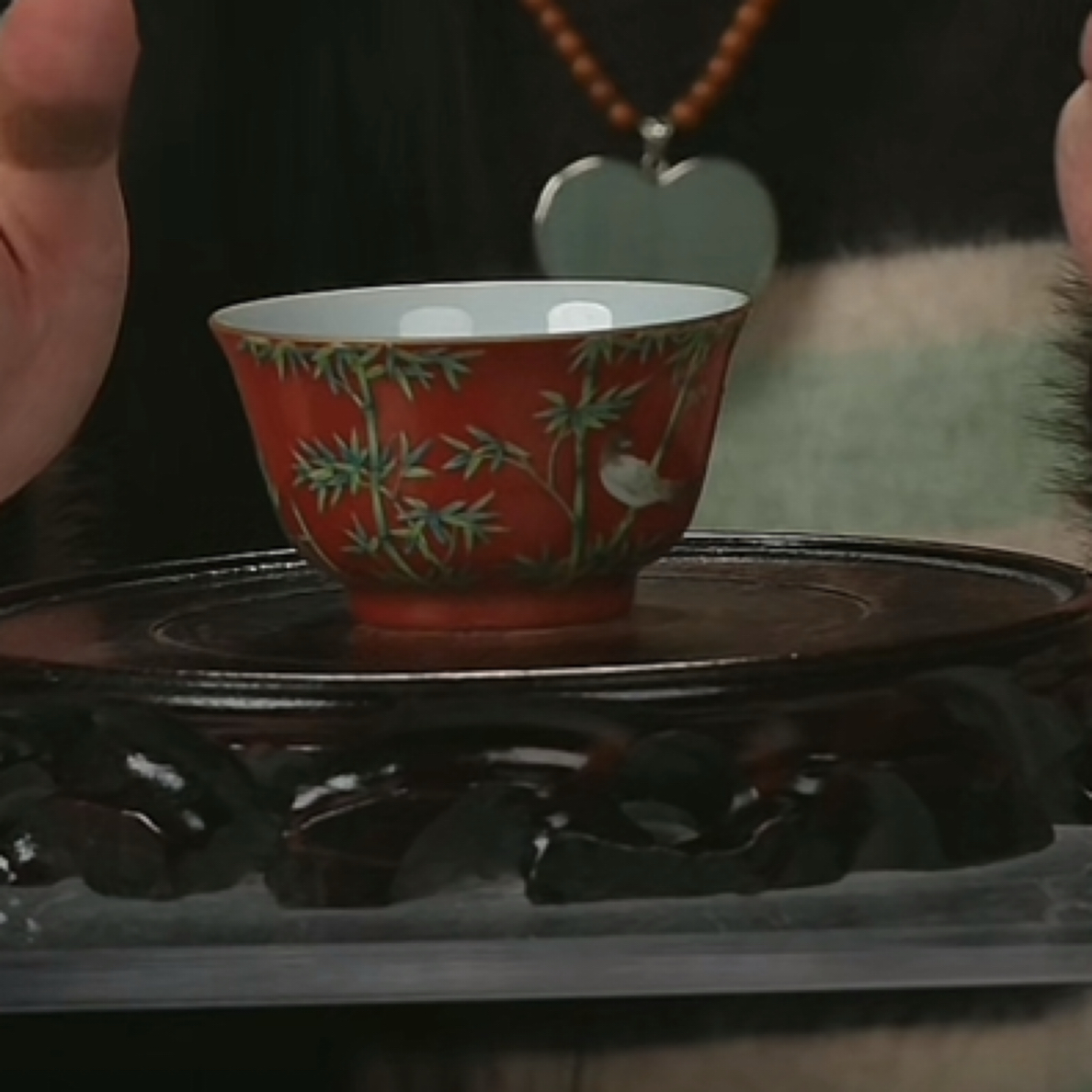 Y珊瑚红地粉彩竹鸟纹杯