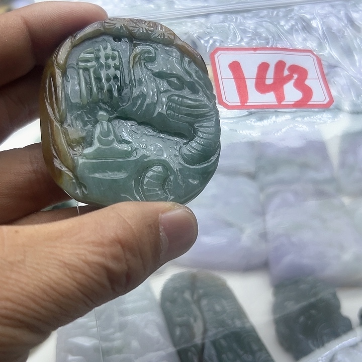 翡翠颈饰未镶嵌霄*