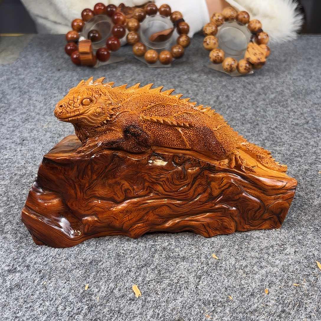 崖柏骨料 经典纹理 手工雕蜥蜴摆件