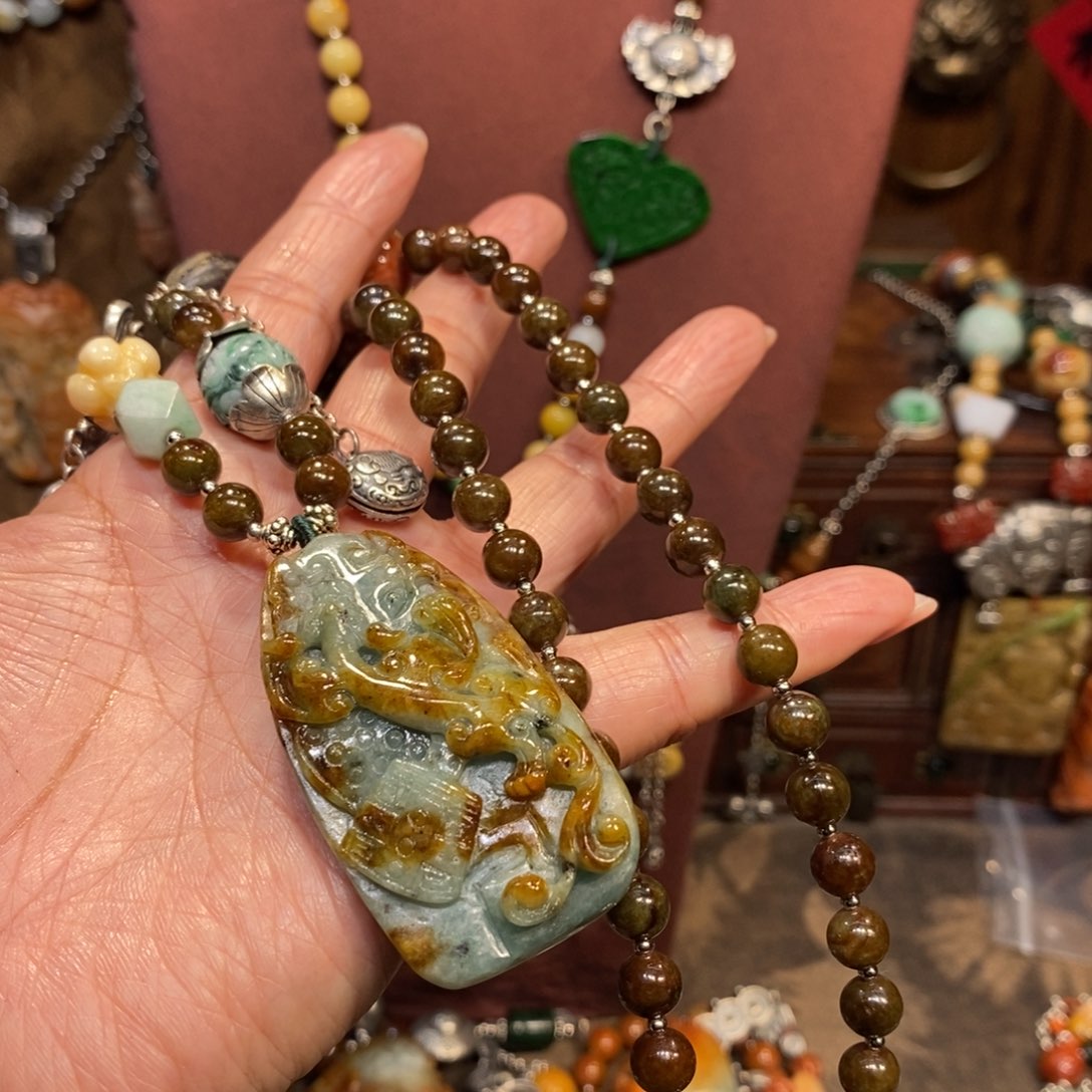 翡翠吊坠(赠链)未镶嵌