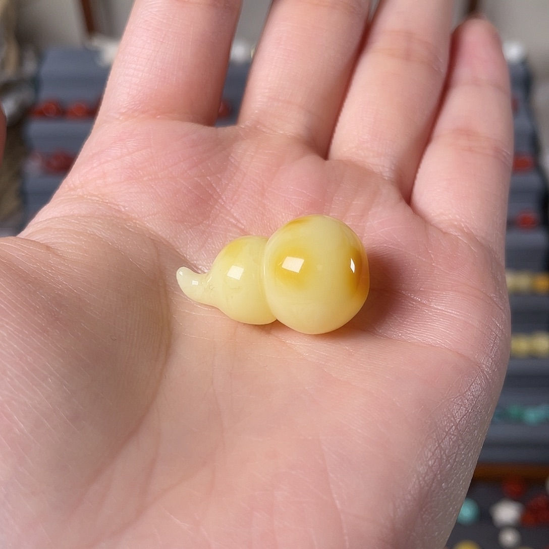 Y***艾琥珀未镶嵌裸石葫芦