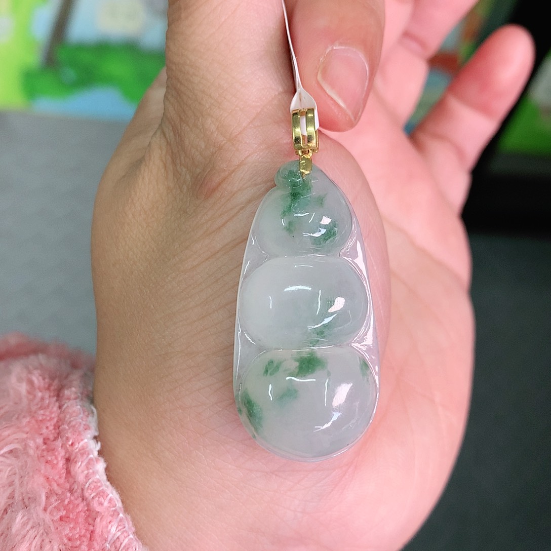 翡翠颈饰18K金镶嵌飘绿大豆子