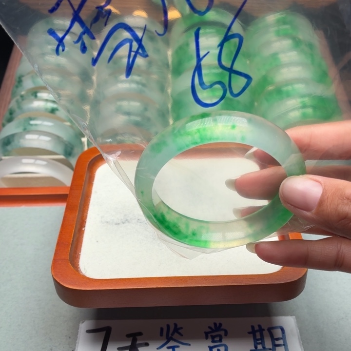 雪***儿石英质玉未镶嵌手镯