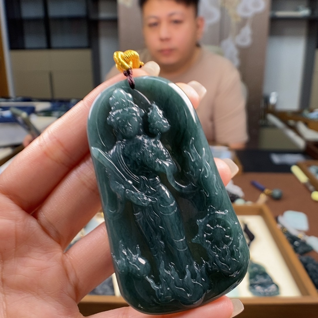 颈饰未镶嵌翡翠T*。一